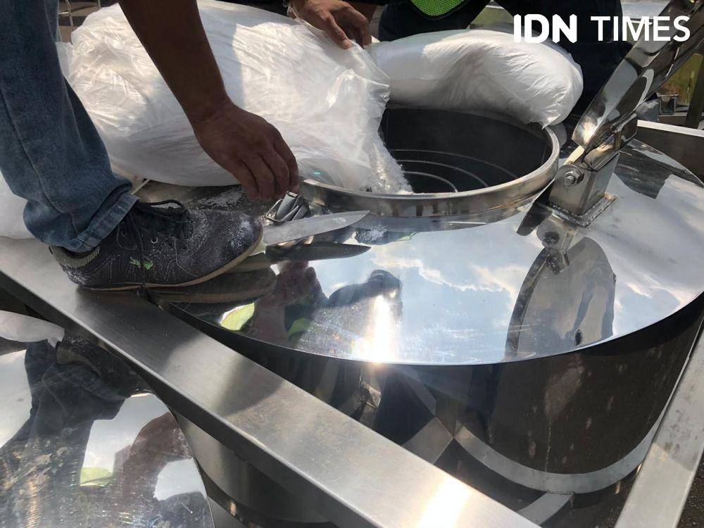 Pengisian tangki berisi garam yang akan disemai (IDN Times/Rangga Erfizal)