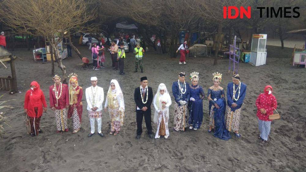 Pasangan pengantin melaksanakan doa bersama untuk para pejuang dan melakukan tik tok di Pantai Cemara Sewu. IDN Times/Daruwaskita
