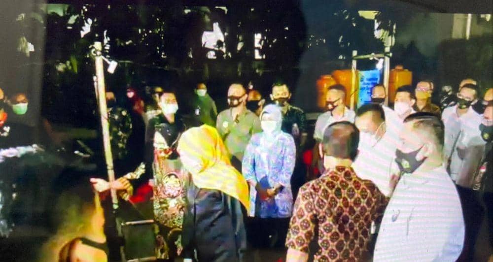 Gubernur Jatim Khofifah Indar Parawansa bertemu dengan Wali Kota Surabaya Tri Rismaharini di Balai Kota Surabaya, Rabu malam (12/8/2020). IDN Times/Dok. Istimewa