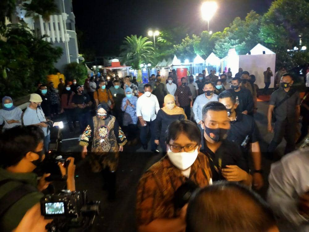 Gubernur Jatim Khofifah Indar Parawansa bertemu dengan Wali Kota Surabaya Tri Rismaharini di Balai Kota Surabaya, Rabu malam (12/8/2020). IDN Times/Dok. Istimewa