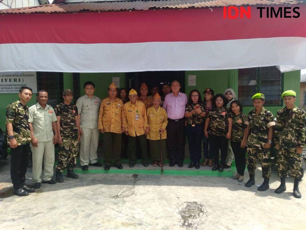 Sakiman bersama Veteran Kota Pematang Siantar saat memperingati Hari Veteran Nasional tahun 2017 lalu (IDN Times/Gideon Aritonang)