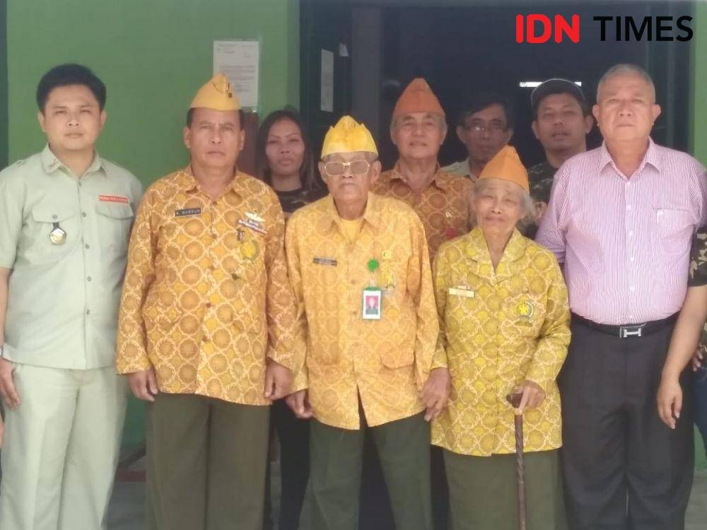 Sakiman (tengah) saat memperingati Hari Veteran Nasional pada 2017 silam (IDN Times/Gideon Aritonang)