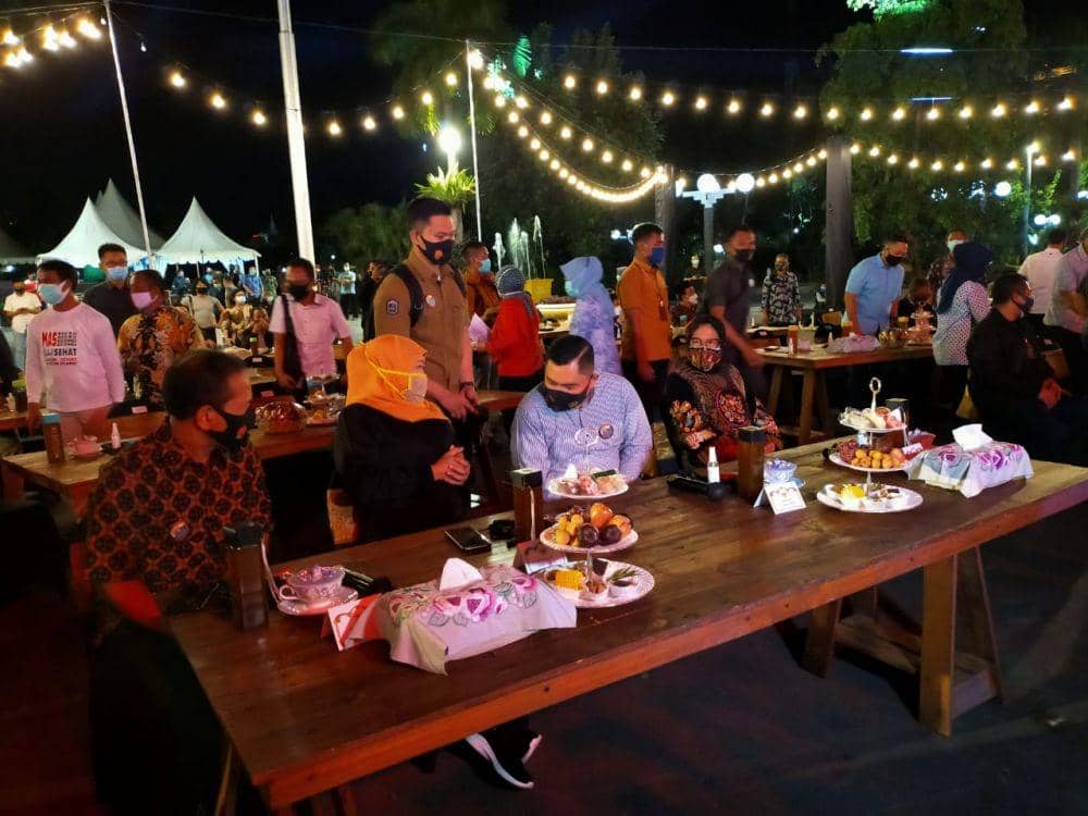 Gubernur Jatim Khofifah Indar Parawansa duduk bersama Kapolda Jatim Irjen Pol M. Fadil Imran dan Wali Kota Surabaya Tri Rismaharini di Balai Kota Surabaya, Rabu malam (12/8/2020). IDN Times/Dok. Istimewa