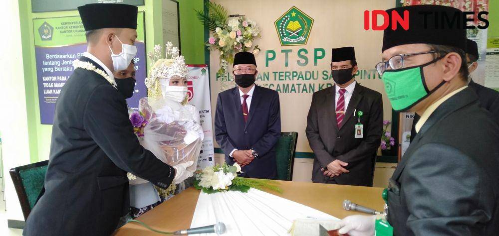 Bupati Bantul Suharsno jadi saksi nikah di KAU Kretek. IDN Times/Daruwaskita