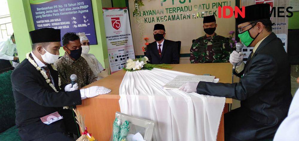 Bupati Bantul Suharsno jadi saksi nikah di KAU Kretek. IDN Times/Daruwaskita