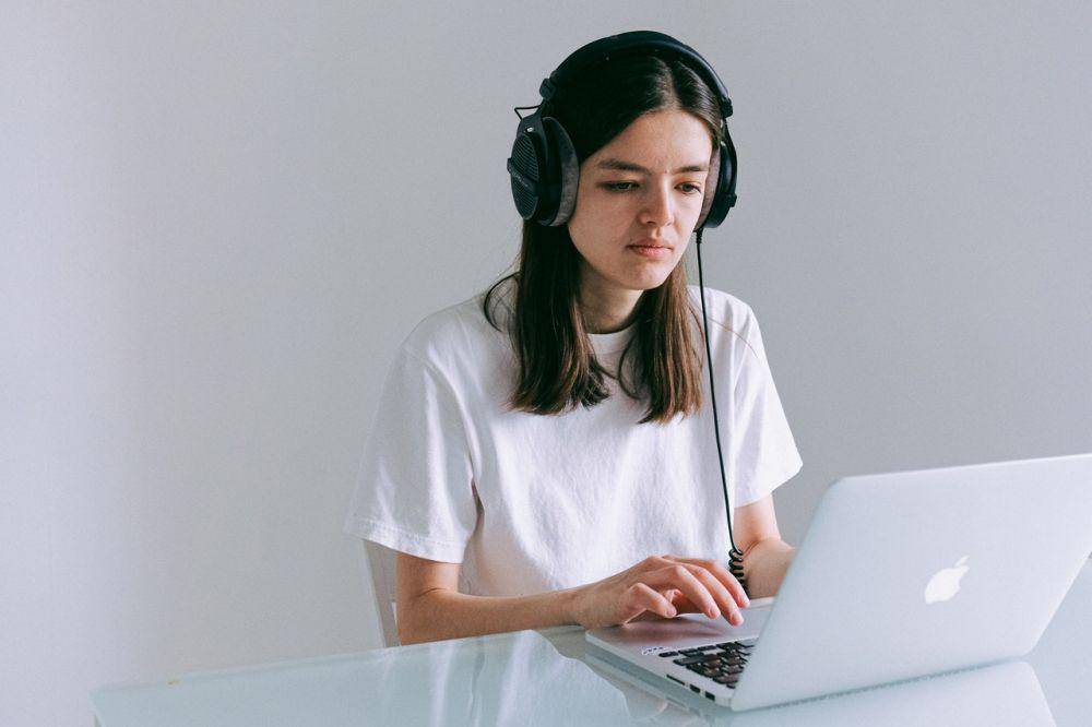 Ikustrasi bekerja dengan serius. (Pexels.com/Anna Shvets)