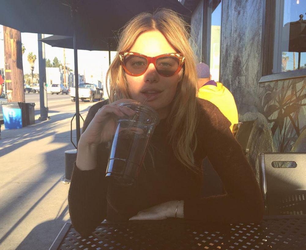 10 Gaya Memukau Camille Rowe yang Bikin Harry Styles Gagal Move On
