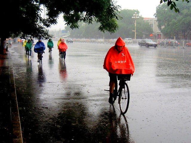 5 Tips Gowes saat Hujan Agar Tetap Aman dan Nyaman