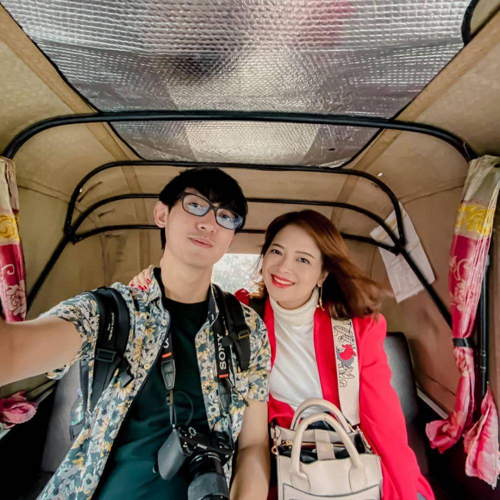 Bak Masih Pacaran, 10 Potret Romantis Eka Gustiwana dan Istri