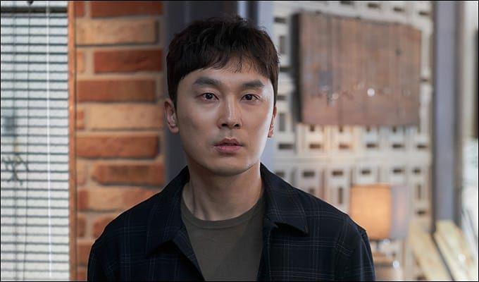 10 Potret Seo Hyun Woo, Wartawan Kim Moo Jin di Flower of Evil