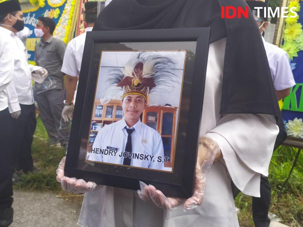 Prosesi pemberangkatan jenazah Staf KPU Yahukimo yang dianiaya. IDN Times/Siti Umaiyah