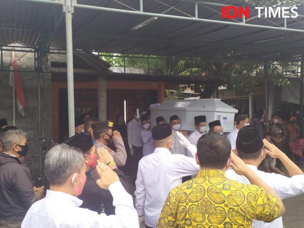 Prosesi pemberangkatan jenazah Staf KPU Yahukimo yang dianiaya. IDN Times/Siti Umaiyah