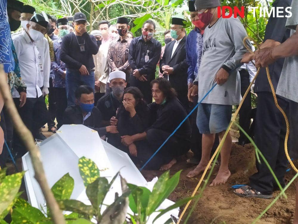 Pemakaman staf KPU Yahukimo di Godean Sleman. IDN Times/Siti Umaiyah