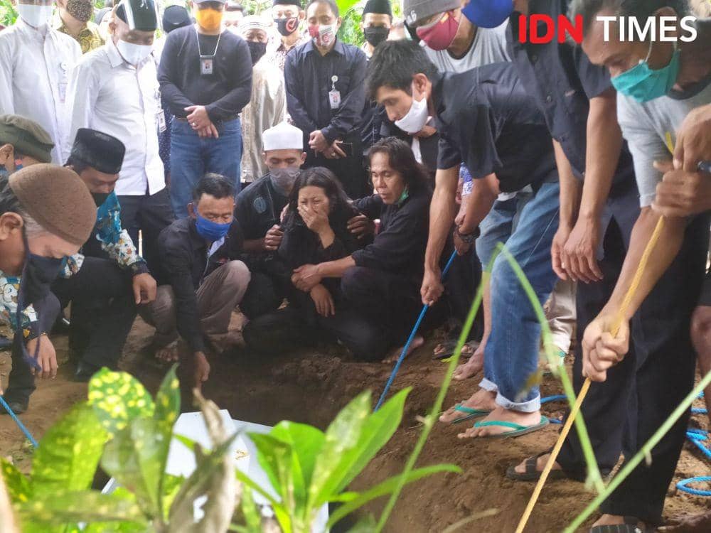 Pemakaman staf KPU Yahukimo di Godean Sleman. IDN Times/Siti Umaiyah