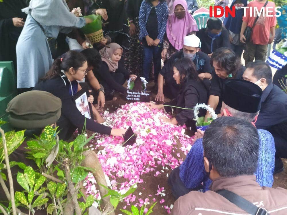 Proses Pemakaman Staf KPU Yahukimo Diwarnai Tangis Haru Keluarga