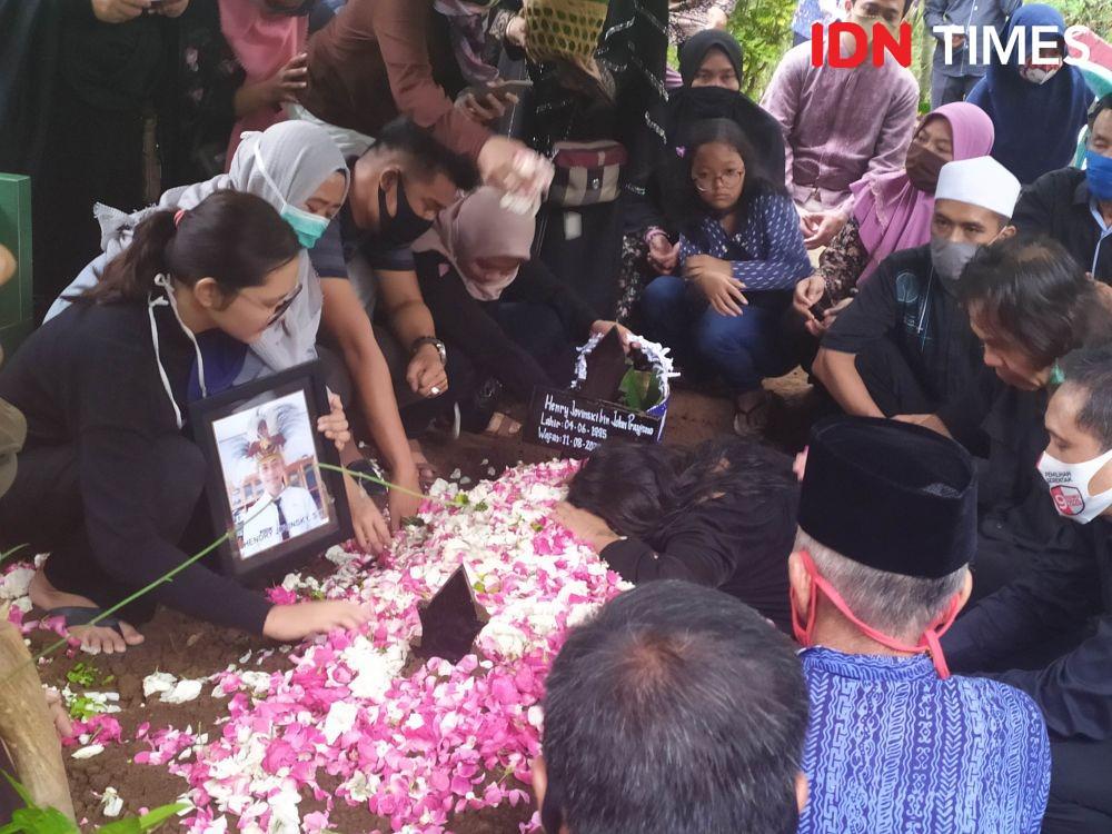 Prosesi pemakaman jenazah Staf KPU Yahukimo yang dianiaya. IDN Times/Siti Umaiyah