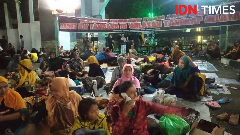 Ratusan ibu dari Pulau Kodingareng Makassar, bertahan hingga malam hari di depan Kantor Gubernur Sulsel, Kamis (13/8/2020). IDN Times/Sahrul Ramadan