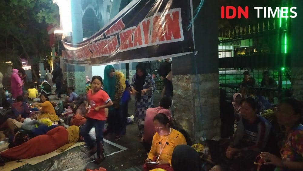 Ratusan ibu Pulau Kodingareng Makassar, bertahan hingga malam hari di depan Kantor Gubernur Sulsel, Kamis (13/8/2020). IDN Times/Sahrul Ramadan