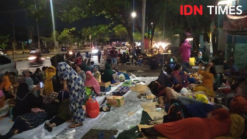 Ratusan ibu Pulau Kodingareng Makassar, bertahan hingga malam hari di depan Kantor Gubernur Sulsel, Kamis (13/8/2020). IDN Times/Sahrul Ramadan