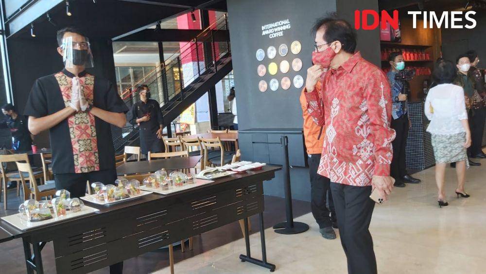 Bos Sidomuncul Irwan Hidayat meninjau kesiapan pegawai di Hotel Tentrem Semarang. Fariz Fardianto/IDN Times