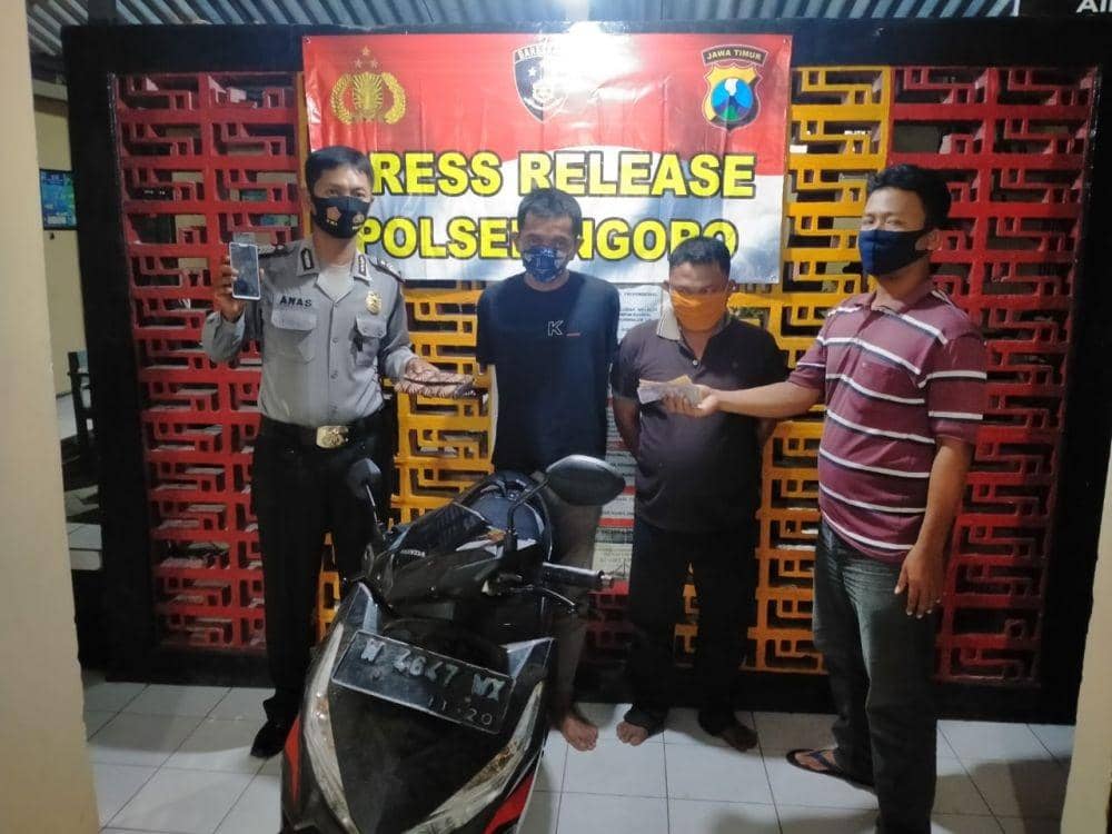 Pelaku jambret dan barang bukti di Polsek Ngoro Jombang. IDN Times/Polsek Ngoro