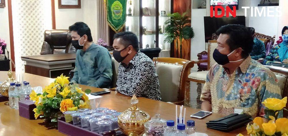 Kepala BPJS Ketenagakerjaan Kantor Cabang Bantul, Unggul Saflan (kanan). IDN Times/Daruwaskita