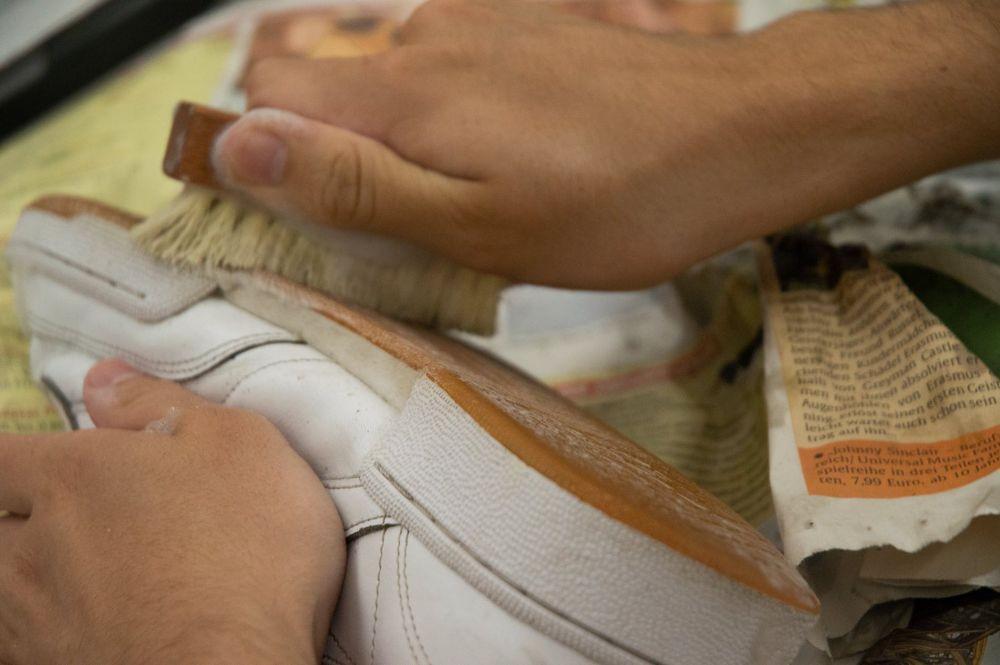 6 Cara Mencuci Sneakers Pria Sesuai dengan Bahannya
