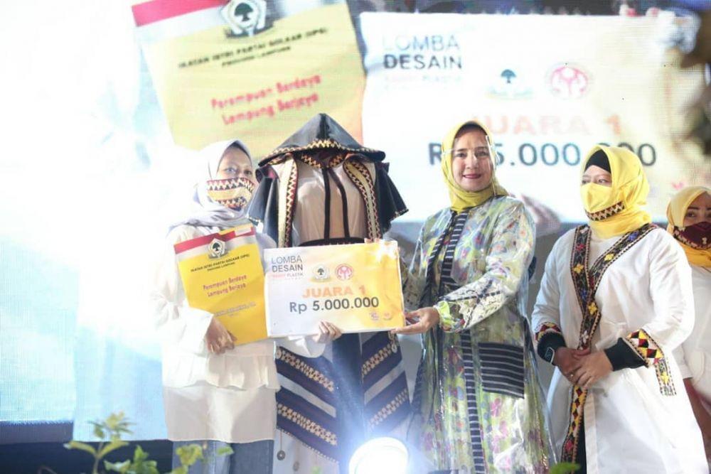 Outer berbahan kain plastik rancangan Causa Nov Siravita (kiri) meraih juara pertama Lomba Desain Kaway Plastik digelar Dekranasda Provinsi Lampung. (IDN Times/Istimewa).
