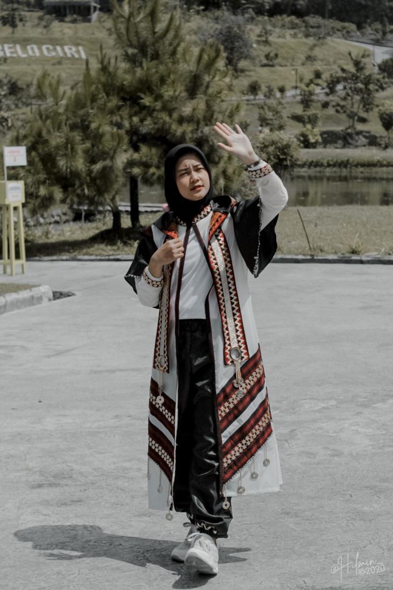 Outer berbahan kain plastik rancangan Causa Nov Siravita meraih juara pertama Lomba Desain Kaway Plastik digelar Dekranasda Provinsi Lampung. (IDN Times/Istimewa).