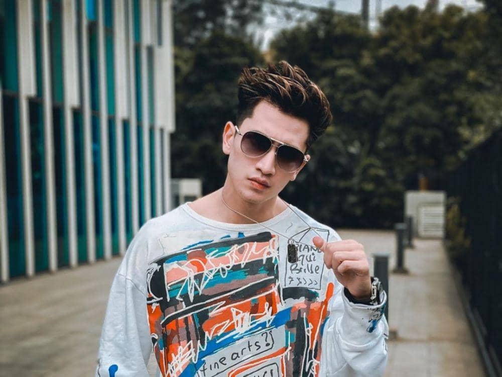 9 Potret Verrell Bramasta Saat Pakai Kacamata, Bikin Dada Berdebar