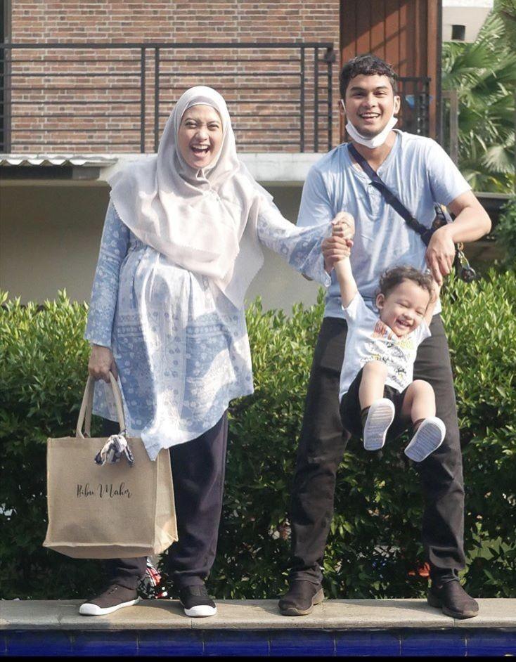 Hamil Anak Kedua, 10 Potret Keluarga Adhitya Putri dan Ridwan Ghani