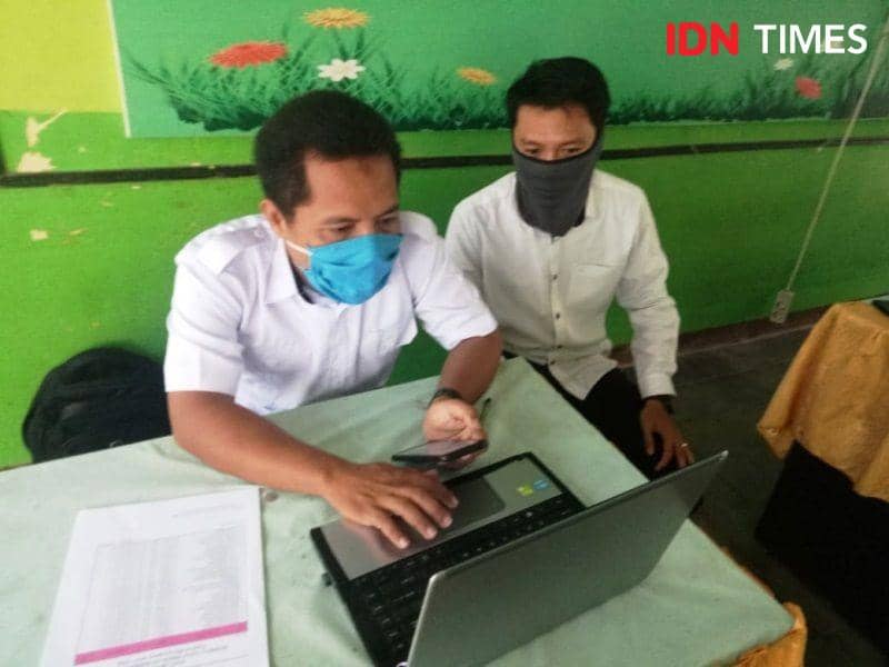 Guru di PPU saat memberikan materi pelajaran dengan sistem daring (IDN Times/Ervan Masbanjar)