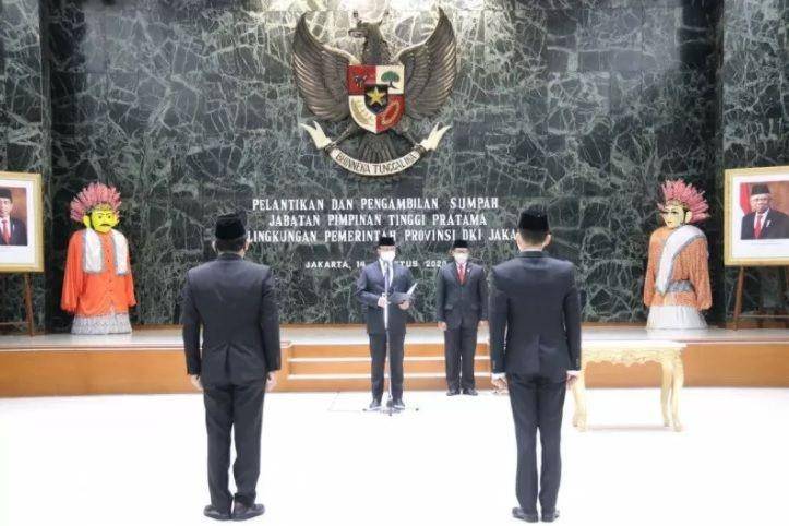 Gubernur DKI Jakarta Anies Baswedan melantik dua pejabat tinggi pratama, yakni Kepala Badan Pendapatan Daerah (Bapenda) DKI Mohammad Tsani Annafari dan Kepala Biro Kerja Sama Daerah Sekretariat Daerah DKI Andhika Permata di Balai Kota Jakarta, Jumat (14/8/2020). (ANTARA/HO)