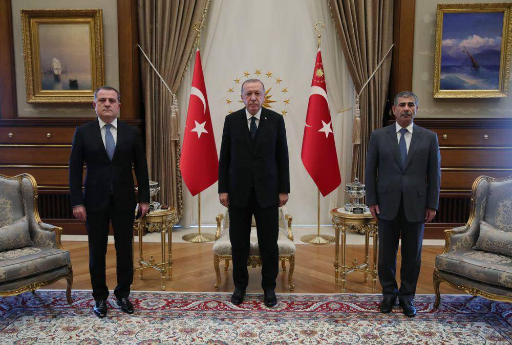 Presiden Erdogan sedang menyambut Menteri Luar Negeri dan Pertahanan Azerbaijan, pada 11 Agustus 2020. twitter.com/trpresidency