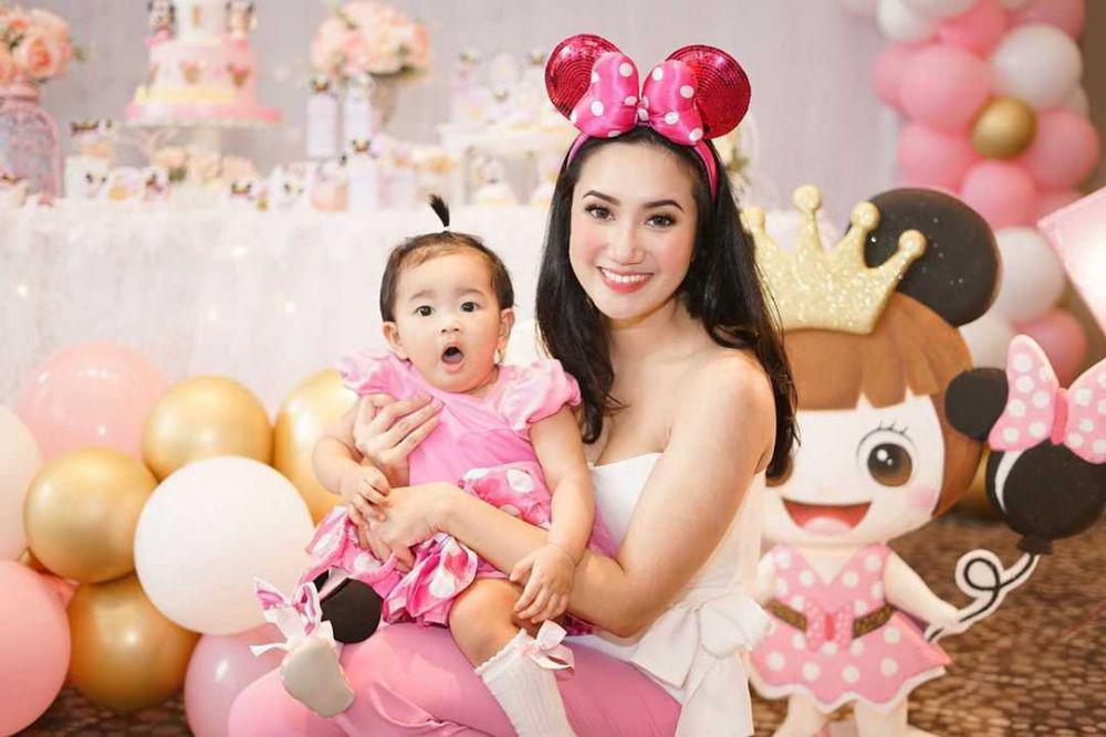 Telaten Banget, 10 Potret Keseharian Maryam Haniy Mengasuh Putrinya