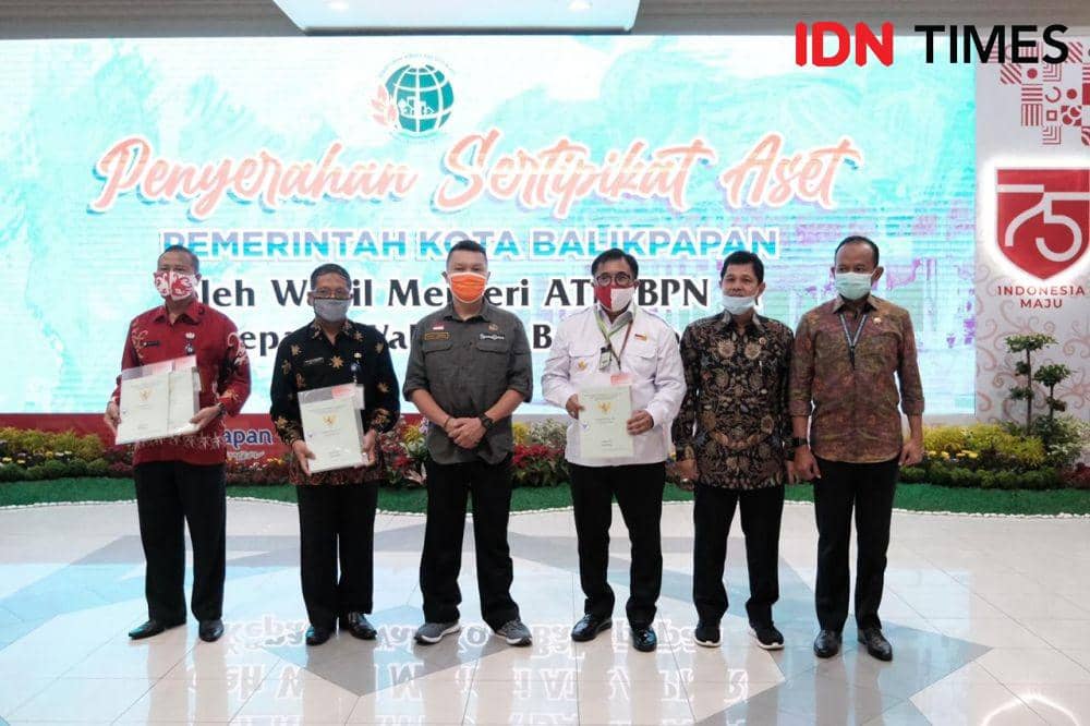 Wamen ATR Serahkan 5 Sertifikat Tanah Aset Pemkot Balikpapan