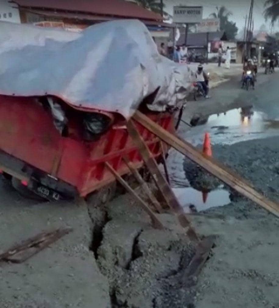 Jalur longsor di Jalan Poros Balikpapan-Samarinda tepatnya kilometer 11. Untuk sementara jaur ini tak bisa digunakan oleh mobil, hanya motor saja (Dok.IDN Times/Istimewa)
