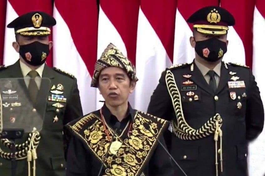 Pakai Baju Adat NTT, Jokowi: Harus Bangga Terhadap Produk Indonesia