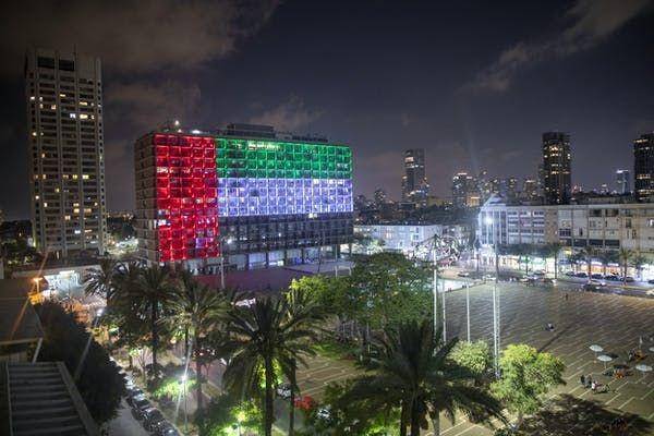 Balai Kota di Tel Aviv menyalakan lampu sesuai dengan warna bendera UEA (Kantor berita AAP Australia)