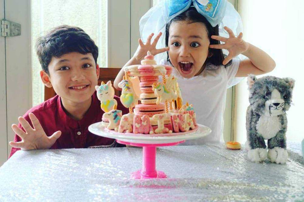 Kakak Penyayang, 9 Momen Manis Kedekatan Alwi Assegaf dan Sang Adik