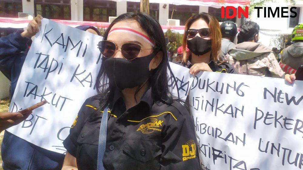 Belum Boleh Main, DJ Wanita Ini Pilih Jualan Kue Tradisional