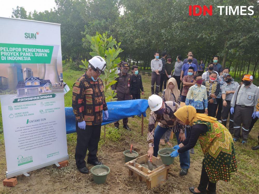 Institut Teknologi Sumatera (Itera) bekerjasama dengan PT Wijaya Karya (Persero) Tbk, dan PT Surya Utama Nuansa (SUN) memulai pembangunan Pembangkit Listrik Tenaga Surya (PLTS) di lahan seluas 1 hektare, Jumat (14/8/2020). (IDN Times/Martin L Tobing)