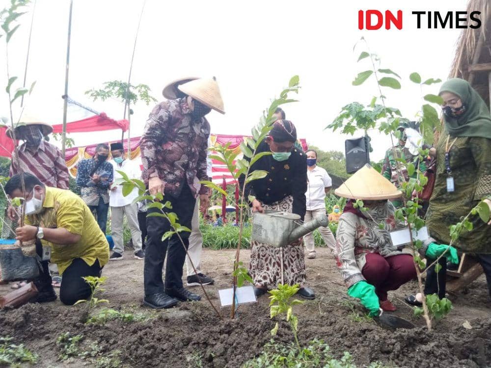 Mendes PDTT Abdul Halim Iskandar melakukan penanaman pohon. IDN Times/Daruwaskita