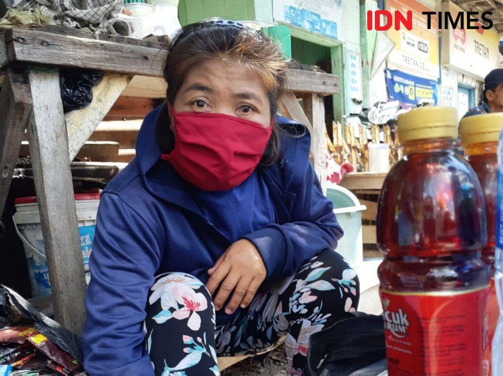 Sumani (40), pedagang di kawasan Penjara Kalisosok Surabaya. IDN Times/Ardiansyah Fajar