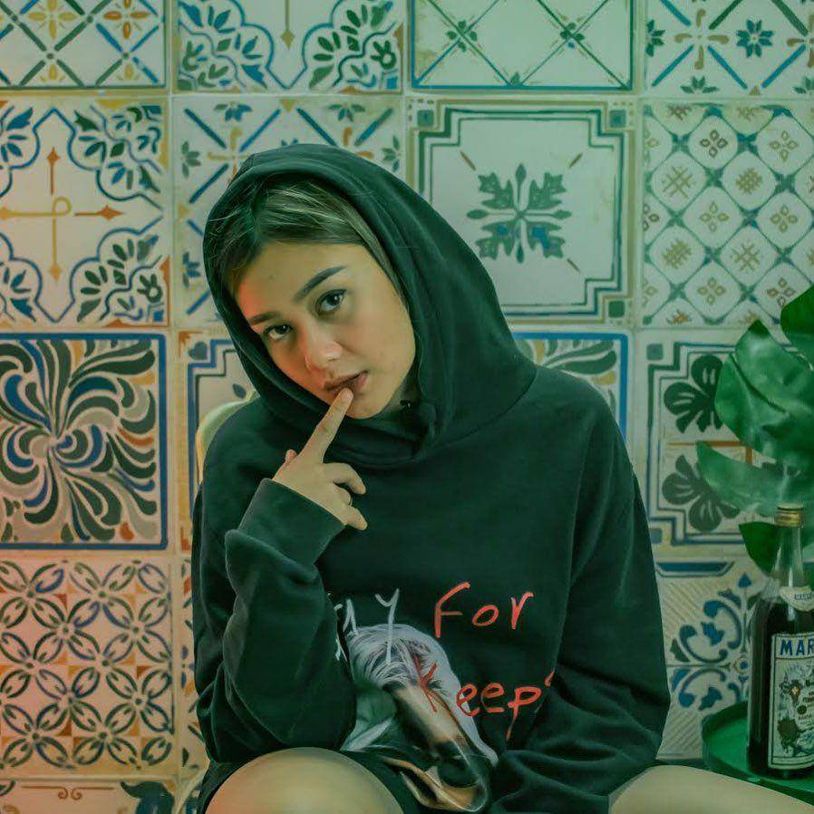 instagram.com/adella_wulandari