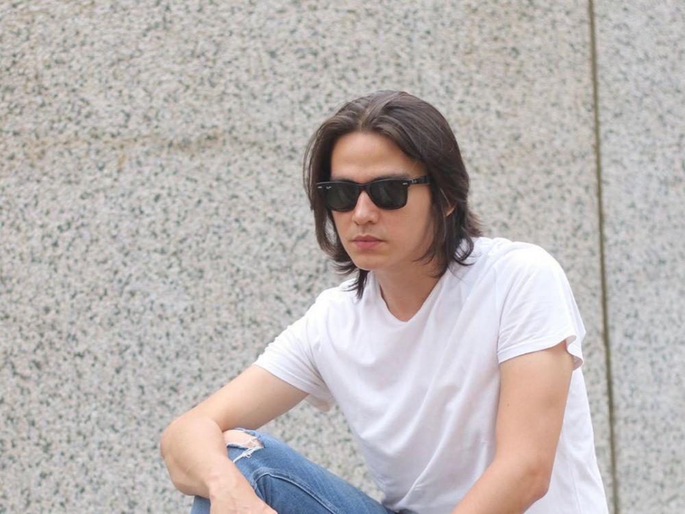10 Potret Christ Laurent dengan Rambut Panjang, Sukses Bikin Pangling!