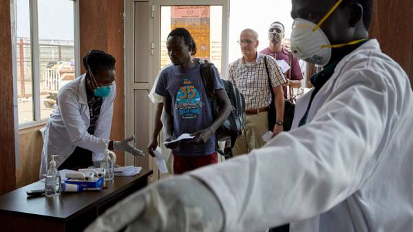 Para petugas medis melakukan rapid test terhadap beberapa warga di Afrika Selatan. Foto: twitter.com/covid_19info