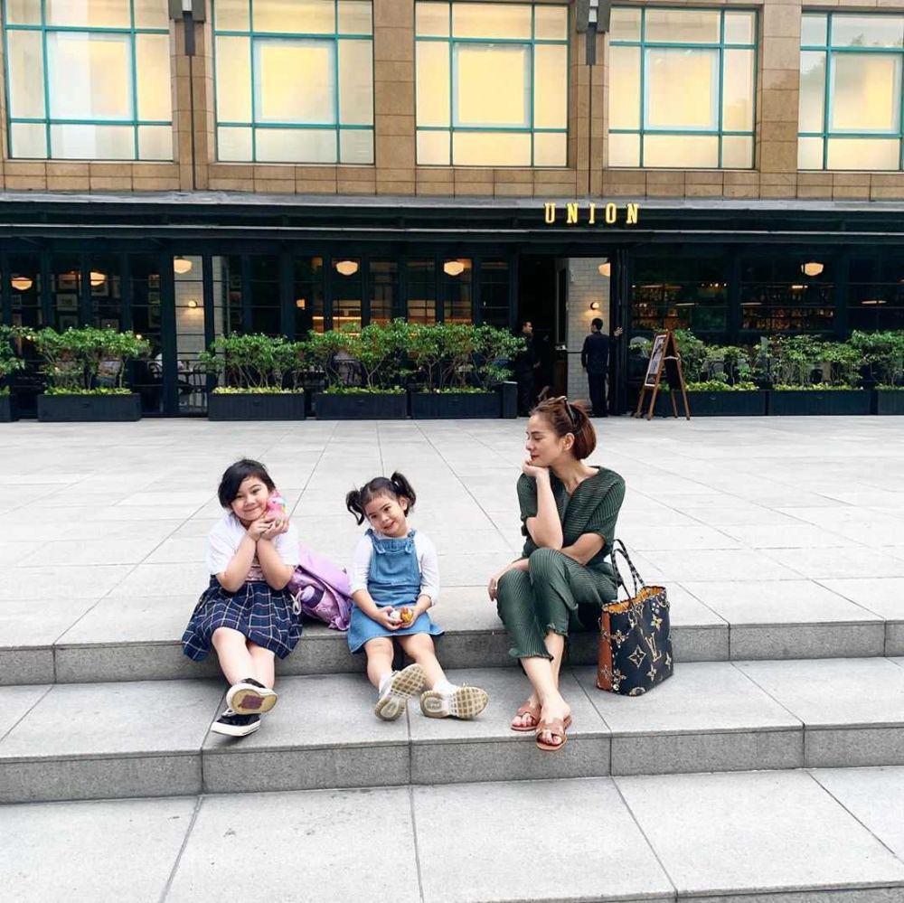 10 potret kedua anak astrid tiar yang selalu akur, sibling goals