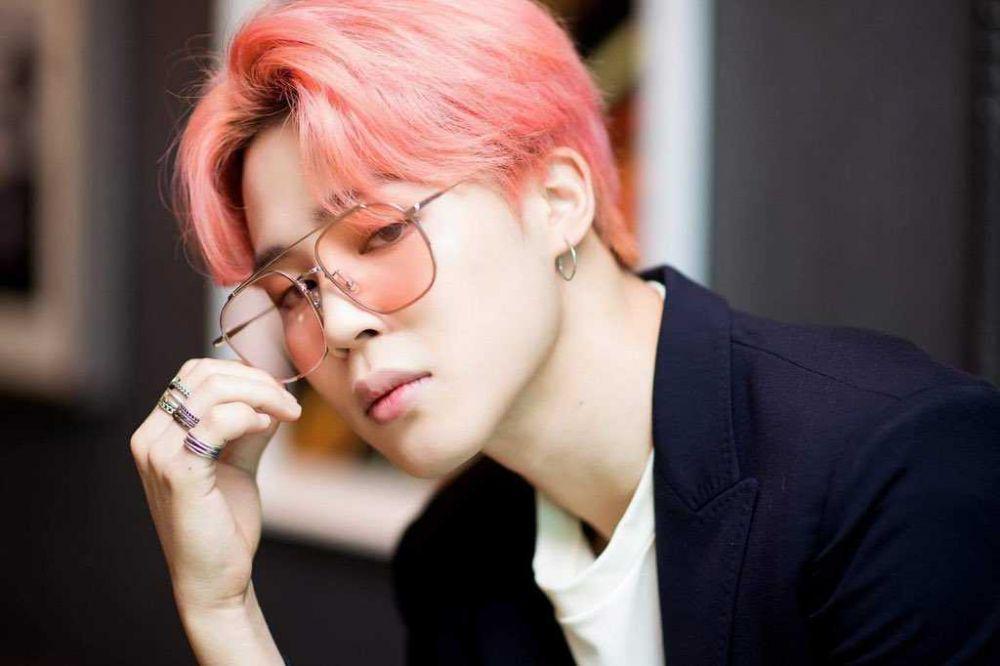 Bergaya Retro, Intip 10 Pesona Jimin BTS Kenakan Kacamata Vintage