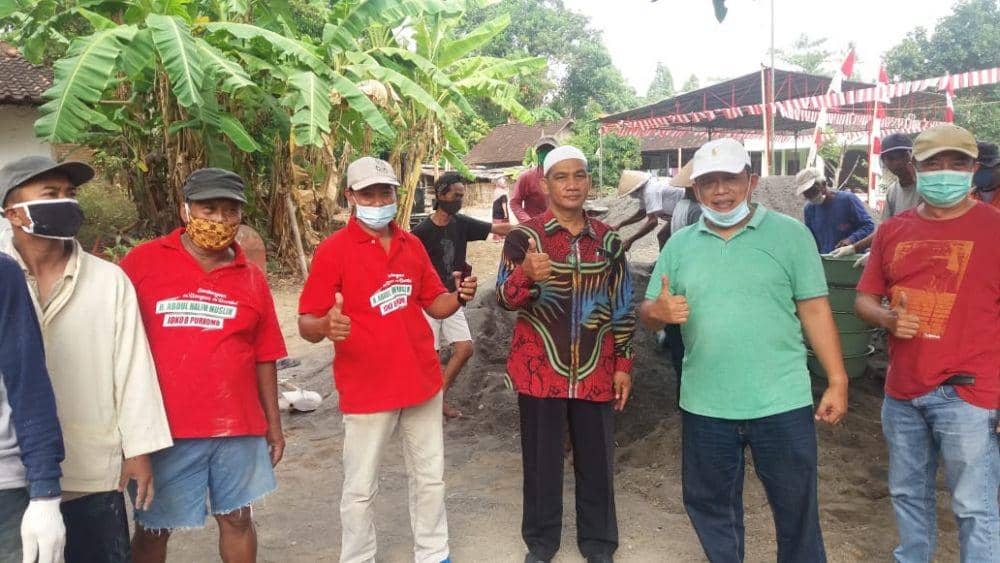 Ketua DPW PBB Supriyono (baju batik) bersama dengan bakal calon wakil bupati Bantul Joko Purnomo gotong royong bangun masjid di Desa Canden,Kecamatan Jetis. IDN Times/Istimewa